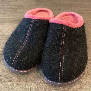 Brookstone felt black slippers size Medium